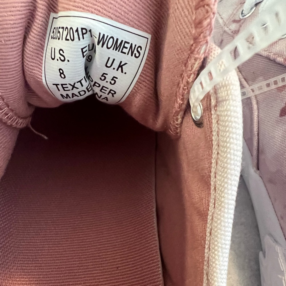 Levi's Women's Pink Patterned Sneakers Brand New - Picture 14 of 16
